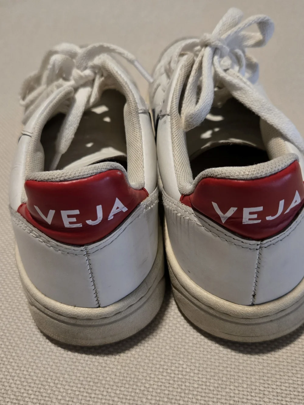 Veja comfortable white